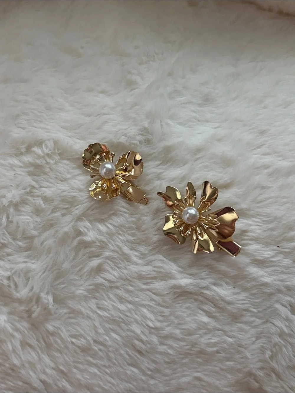Urban Outfitters Pearl And Metal Flower Clips Set gold floral